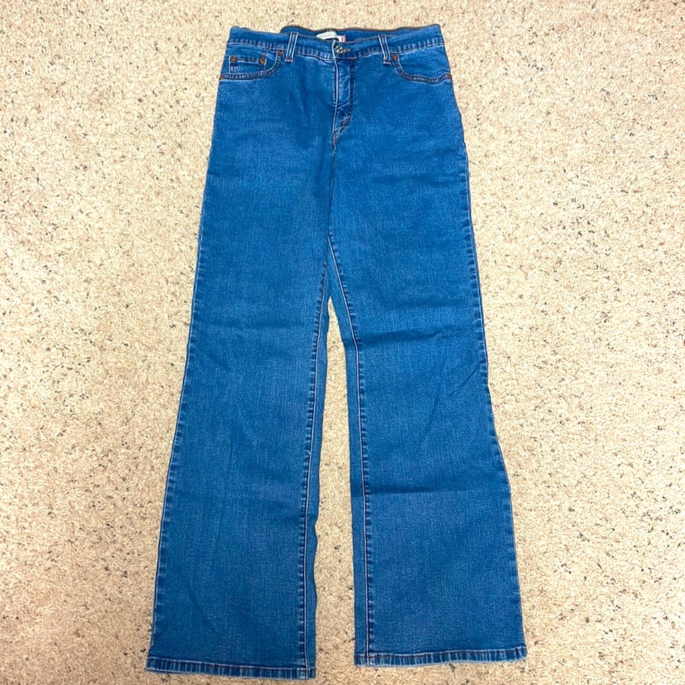 Comfy and slimming Levi’s!  LNC, barely worn ❄️👖🌟